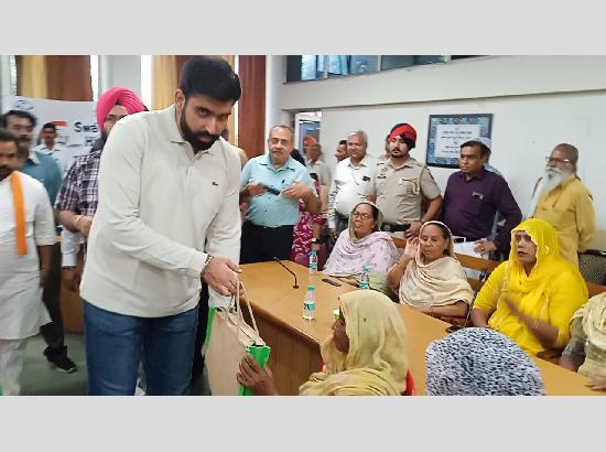 ਮੇਅਰ ਪਦਮਜੀਤ ਸਿੰਘ ਮਹਿਤਾ ਵੱਲੋਂ ਸਫਾਈ ਸੇਵਕ ਅਤੇ ਸੀਵਰਮੈਨ ਸੁਰੱਖਿਆ ਕਿੱਟਾਂ ਨਾਲ ਸਨਮਾਨਿਤ