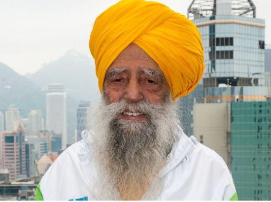 ਫੌਜਾ ਸਿੰਘ: 100 ਸਾਲ ਦੀ ਉਮਰ ਵਿੱਚ ਮੈਰਾਥਨ ਦੌੜ ਕੇ ਦੁਨੀਆ ਨੂੰ ਪ੍ਰੇਰਿਤ ਕਰਨ ਵਾਲਾ ‘ਟਰਬਨਡ ਟੋਰਨੇਡੋ’