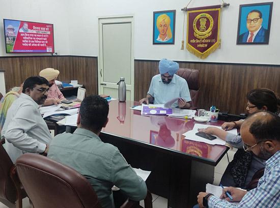 ਮਾਲੇਰਕੋਟਲਾ: ADC ਨੇ ਵੱਖ ਵੱਖ ਵਿਭਾਗਾਂ ਵਿੱਚ ਪਏ ਲੰਬਿਤ ਮਾਮਲਿਆਂ ਦੇ ਨਿਪਟਾਰੇ ਸਬੰਧੀ ਲਿਆ ਜਾਇਜਾ