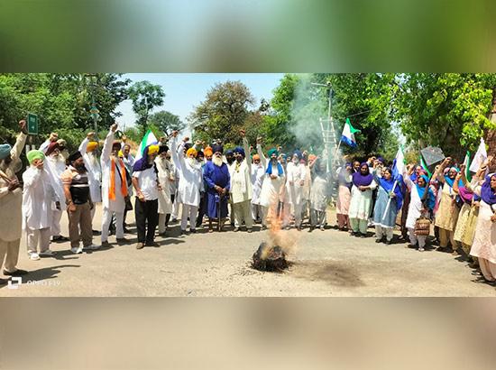 ਅਮਰੀਕਾ ਦੇ ਉੱਪ ਰਾਸ਼ਟਰਪਤੀ ਜੇ ਡੀ ਬੇਂਸ ਦੇ ਭਾਰਤ ਆਉਣ ਦਾ ਵਿਰੋਧ ਜਿਤਾਉਂਦਿਆ ਕਿਸਾਨਾਂ ਨੇ ਕੀਤਾ ਅਰਥੀ ਫੂਕ ਪ੍ਰਦਰਸ਼ਨ 