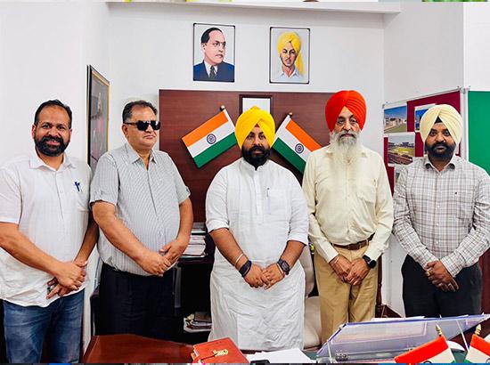 ਸੂਚਨਾ ਤੇ ਲੋਕ ਸੰਪਰਕ ਮੰਤਰੀ ਹਰਜੋਤ ਬੈਂਸ ਨੇ ਪਦਉੱਨਤ ਅਧਿਕਾਰੀਆਂ ਨੂੰ ਦਿੱਤੀਆਂ ਸੁਭਕਾਮਨਾਂਵਾਂ