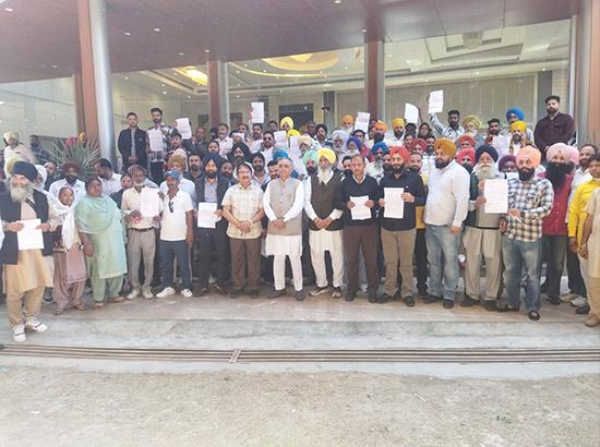 ਚੇਅਰਮੈਨ ਰਮਨ ਬਹਿਲ ਨੇ 47 ਪਿੰਡਾਂ ਨੂੰ 2.4 ਕਰੋੜ ਰੁਪਏ ਦੀ ਗ੍ਰਾਂਟ ਦੇ ਮਨਜ਼ੂਰੀ ਪੱਤਰ ਵੰਡੇ 
