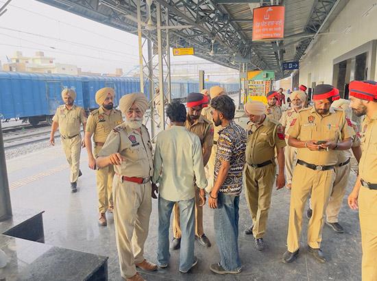 ਮੁਕਤਸਰ ਪੁਲਿਸ ਨੇ ਰੇਲਵੇ ਸਟੇਸ਼ਨਾਂ ਅਤੇ ਬੱਸ ਅੱਡਿਆਂ ਤੇ ਸ਼ੱਕੀਆਂ ਦੀ ਤਲਾਸ਼ ਵਿੱਚ ਕੀਤੀ ਫਰੋਲਾ ਬਰਾਲੀ