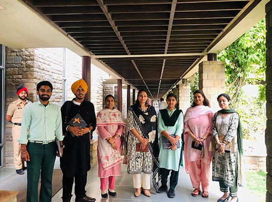 ਡਿਪਟੀ ਕਮਿਸ਼ਨਰ ਮੋਹਾਲੀ ਵੱਲੋਂ ਸਰਕਾਰੀ ਸਕੂਲਾਂ ਦੇ ਟਾਪਰਜ਼ ਨਾਲ ਵਿਸ਼ੇਸ਼ ਮੁਲਾਕਾਤ