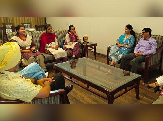 ‘ਇਕ ਦਿਨ DC ਦੇ ਸੰਗ’: ਸਰਕਾਰੀ ਸਕੂਲਾਂ ਦੇ ਵਿਦਿਆਰਥੀਆਂ ਦੇ ਸੁਪਨਿਆਂ ਨੂੰ ਪੰਜਾਬ ਸਰਕਾਰ ਦੀ ਪਰਵਾਜ਼
