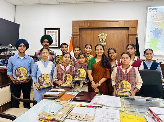 ਸਿਵਲ ਸਰਵੈਂਟ ਬਣਨ ਦੇ ਚਾਹਵਾਨ ਵਿਦਿਆਰਥੀਆਂ ਨੂੰ ਡੀ.ਸੀ. ਨੇ ਆਪਣੀ ਕੁਰਸੀ 'ਤੇ ਬਿਠਾਇਆ