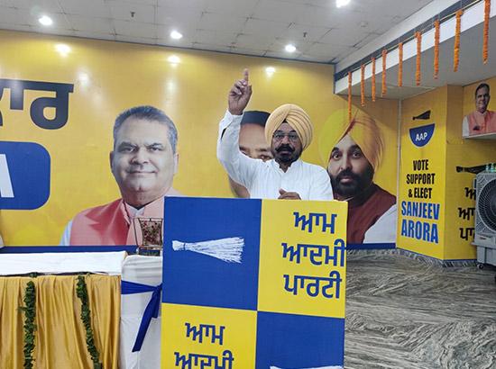 ਲੁਧਿਆਣਾ ਜ਼ਿਮਨੀ ਚੋਣ: ਆਪ ਉਮੀਦਵਾਰ ਸੰਜੀਵ ਅਰੋੜਾ ਨੂੰ ਇੱਕ ਪਾਸੜੇ ਵੋਟਾਂ ਨਾਲ ਭਾਰੀ ਬਹੁਮਤ ਦੇਕੇ ਜਿਤਾੳਣਗੇ - ਚੇਅਰਮੈਨ ਢਿੱਲੋਂ