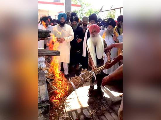 ਬੀਬੀ ਅਮਰਜੀਤ ਕੌਰ ਦਾ ਪੰਜ ਭੂਤਕ ਸਰੀਰ ਨੂੰ ਅਗਨੀ ਇਕਬਾਲ ਸਿੰਘ ਢਿੱਲੋਂ ਨੇ ਵਿਖਾਈ