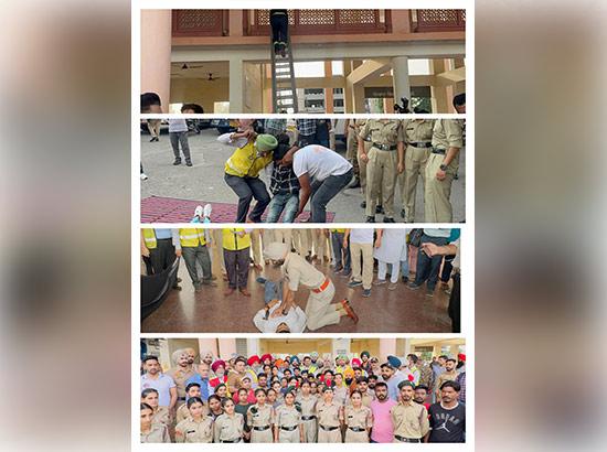 ਐਮਰਜੈਂਸੀ ਹਲਾਤਾਂ ਨਾਲ ਨਜਿੱਠਣ ਲਈ ਜ਼ਿਲ੍ਹਾ ਪ੍ਰਸ਼ਾਸਨ ਵੱਲੋਂ ਬੱਸ ਸਟੈਂਡ ਵਿਖੇ ਕਰਵਾਈ ਗਈ ਜ਼ਿਲ੍ਹਾ ਪੱਧਰੀ ਮੌਕ ਡਰਿੱਲ
