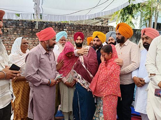 ਫੁੱਟਬਾਲ ਟੂਰਨਾਮੈਂਟ ਗੋਲੀਕਾਂਡ: ਕੈਬਿਨਟ ਮੰਤਰੀ ETO ਨੇ ਮ੍ਰਿਤਕ ਗੁਰਸੇਵਕ ਦੇ ਪਰਿਵਾਰ ਨੂੰ ਦਿੱਤਾ ਇਕ ਲੱਖ ਰੁਪਏ ਦਾ ਚੈਕ