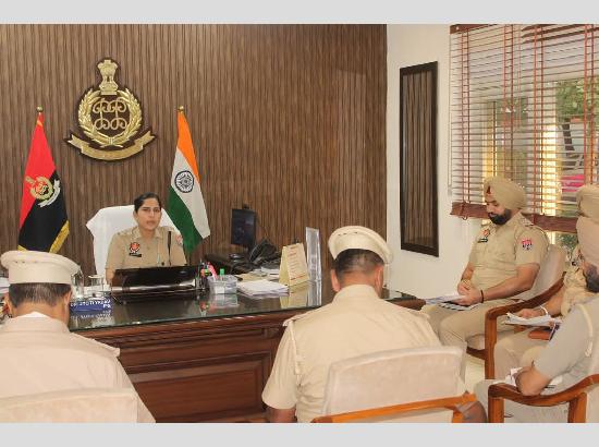 SSP ਖੰਨਾ ਨੇ ਐਸ.ਐਚ.ਓਜ਼ ਨਾਲ ਮੀਟਿੰਗ ਕਰਕੇ ਨਸ਼ਾ, ਲੰਬਿਤ ਮਾਮਲਿਆਂ ਤੇ ਕਾਨੂੰਨ ਵਿਵਸਥਾ 'ਤੇ ਲਿਆ ਸਖ਼ਤ ਰੁਖ