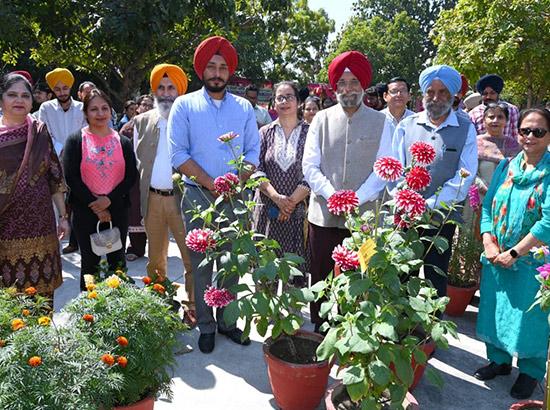 GNDU ਦੇ VC ਪ੍ਰੋ. ਕਰਮਜੀਤ ਸਿੰਘ ਵੱਲੋਂ ਬਸੰਤ ਉਤਸਵ ਦਾ ਉਦਘਾਟਨ
