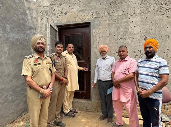 ਗੰਨਾ ਪਿੰਡ ’ਚ ਨਸ਼ਾ ਤਸਕਰ ਲੇਡੀ ਵਲੋਂ ਪੰਚਾਇਤੀ ਜ਼ਮੀਨ 'ਤੇ ਉਸਾਰੇ ਕਮਰੇ ਵਿੱਚ ਬਣੇਗਾ ਜਿੰਮ