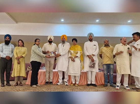 ਮਨਵਿੰਦਰ ਗਿਆਸਪੁਰਾ ਵੱਲੋ ਮਨਰੇਗਾ ਕਾਮਿਆਂ ਦਾ ਸਨਮਾਨ ਕੀਤਾ