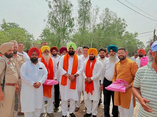 ਗੁਰਦੀਪ ਸਿੰਘ ਰੰਧਾਵਾ ਨੇ ਦਾਣਾ ਮੰਡੀ ਕਲਾਨੌਰ ਵਿੱਚ ਕਣਕ ਦੀ ਖ਼ਰੀਦ ਸ਼ੁਰੂ ਕਰਵਾਈ