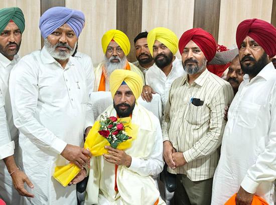 ਹਰਪਾਲ ਚੀਮਾ ਦੀ ਮੌਜੂਦਗੀ ‘ਚ ਹਰਵਿੰਦਰ ਛਾਜਲੀ ਨੇ ਸੰਭਾਲਿਆ ਮਾਰਕਿਟ ਕਮੇਟੀ ਸੂਲਰ ਘਰਾਟ ਦੇ ਚੇਅਰਮੈਨ ਦਾ ਅਹੁਦਾ