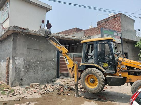 ਨਸ਼ਾ ਤਸਕਰ ਸੰਨੀ ਗੁੱਲਾ ਦਾ ਘਰ ਉੱਤੇ ਚਲਾਇਆ ਬੁਲਡੋਜ਼ਰ