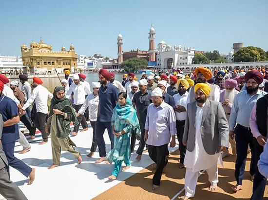 ਕੇਜਰੀਵਾਲ ਅਤੇ ਭਗਵੰਤ ਮਾਨ ਨੇ ਸ੍ਰੀ ਹਰਿਮੰਦਰ ਸਾਹਿਬ, ਭਗਵਾਨ ਵਾਲਮੀਕਿ ਤੀਰਥ ਸਥਲ ਅਤੇ ਸ੍ਰੀ ਦੁਰਗਿਆਣਾ ਮੰਦਰ ਵਿਖੇ ਮੱਥਾ ਟੇਕਿਆ