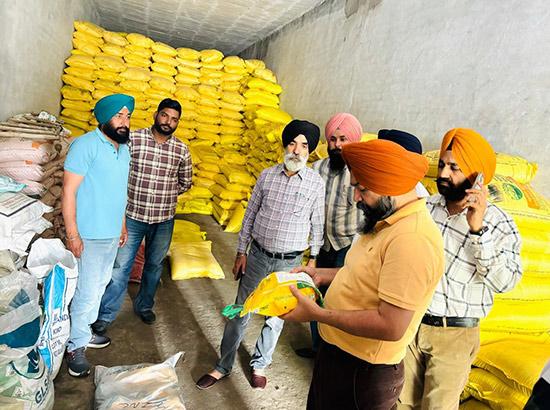 ਖੇਤੀਬਾੜੀ ਵਿਭਾਗ ਨੇ ਕੀਟਨਾਸ਼ਕ ਅਤੇ ਖਾਦਾਂ ਵਿਕਰੇਤਾਵਾਂ ਦੀਆਂ ਦੁਕਾਨਾਂ ਤੋਂ ਖਾਦਾਂ ਅਤੇ ਕੀਟ ਨਾਸ਼ਕਾਂ ਦੇ ਨਮੂਨੇ ਭਰੇ