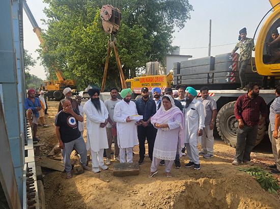ਮਾਣੂੰਕੇ ਨੇ ਲੱਡੂ ਵੰਡ ਕੇ ਸ਼ੁਰੂ ਕਰਵਾਇਆ ਅਖਾੜਾ ਨਹਿਰ ਦੇ ਪੁੱਲ ਦੀ ਫਿਟਿੰਗ ਦਾ ਕੰਮ