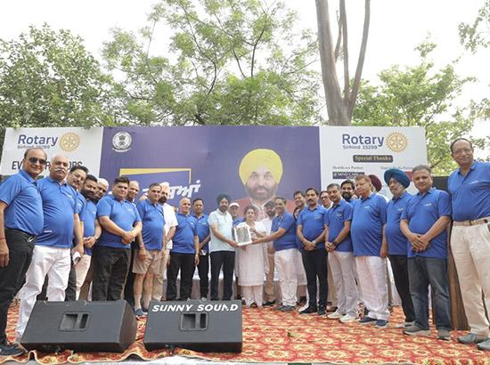 'ਯੁੱਧ ਨਸ਼ਿਆਂ ਵਿਰੁੱਧ' ਮੁਹਿੰਮ ਤਹਿਤ ਜ਼ਿਲ੍ਹਾ ਪ੍ਰਸ਼ਾਸਨ ਵੱਲੋਂ ਰੋਟਰੀ ਕਲੱਬ ਦੇ ਸਹਿਯੋਗ ਨਾਲ ਵਿਸ਼ਾਲ ਮੈਰਾਥਨ