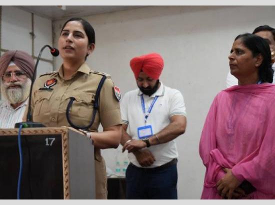 IPS ਡਾ. ਜੋਤੀ ਯਾਦਵ ਨੇ ਸਕੂਲ ਆਫ ਐਮੀਨੈਂਸ ਨੰਗਲ ਦੀਆਂ ਵਿਦਿਆਰਥੀਆਂ ਨੂੰ UPSC ਦੀ ਤਿਆਰੀ ਸਬੰਧੀ ਨੁਕਤੇ ਕੀਤੇ ਸਾਂਝੇ 