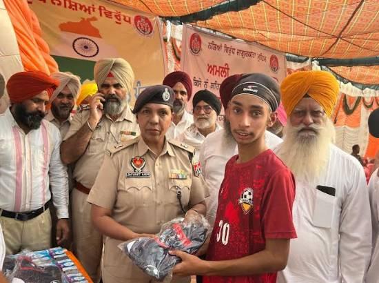 'ਯੁੱਧ ਨਸ਼ਿਆਂ ਵਿਰੁੱਧ': ਨੌਜਵਾਨਾਂ ਨੂੰ ਖੇਡਾਂ ਨਾਲ ਜੋੜਨ ਲਈ ਬਟਾਲਾ ਪੁਲਿਸ ਨੇ ਪਿੰਡ ਹਰਪੁਰਾ ਵਿੱਚ ਫੁੱਟਬਾਲ ਟੂਰਨਾਮੈਂਟ ਕਰਵਾਇਆ