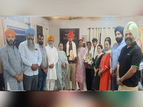 ਗੁਰਨਾਮ ਸੈਣੀ ਮੈਮੋਰੀਅਲ ਟਰੱਸਟ ਨੇ ਲਾਲੜੂ ਮੰਡੀ ਵਿੱਚ ਟਾਪਰ ਵਿਦਿਆਰਥੀਆਂ ਨੂੰ ਕੀਤਾ ਸਨਮਾਨਿਤ 