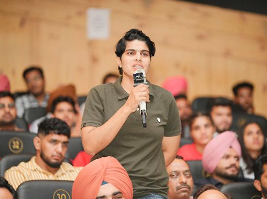 ਸਰਕਾਰੀ ਨੌਕਰੀ ਦਾ ਨਿਯੁਕਤੀ ਪੱਤਰ ਮਿਲਣ 'ਤੇ, ਨੌਜਵਾਨ ਨੇ ਮੁੱਖ ਮੰਤਰੀ ਮਾਨ ਨੂੰ ਕਿਹਾ - ਮੇਰੀ ਮਾਂ ਨੇ ਤੁਹਾਡੇ ਲਈ ਦੁਆਵਾਂ ਭੇਜੀਆਂ ਹਨ !