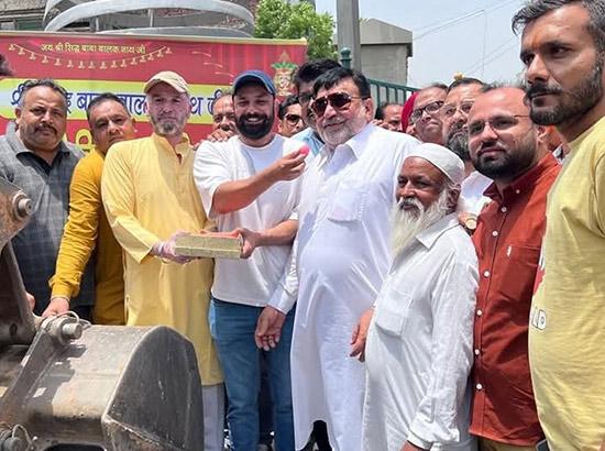 ਪਰਾਸ਼ਰ ਨੇ ਬਾਬਾ ਥਾਨ ਸਿੰਘ ਚੌਕ ਅਤੇ ਘਾਟੀ ਮੁਹੱਲਾ ਚੌਕ ਵਿਖੇ ਹਾਈ ਮਾਸਟ ਲਾਈਟਾਂ ਲਗਾਉਣ ਦੇ ਪ੍ਰੋਜੈਕਟ ਦੀ ਕੀਤੀ ਸ਼ੁਰੂਆਤ