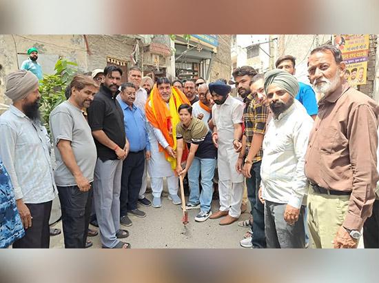 ਪਰਾਸ਼ਰ ਨੇ ਬਾਜਵਾ ਨਗਰ ਵਿੱਚ 36 ਲੱਖ ਰੁਪਏ ਦੇ ਸੜਕ ਨਿਰਮਾਣ ਪ੍ਰੋਜੈਕਟ ਦੀ ਕੀਤੀ ਸ਼ੁਰੂਆਤ