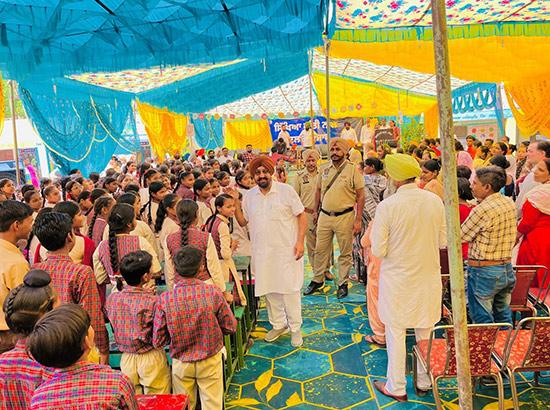ਰੰਧਾਵਾ ਨੇ 68.29 ਲੱਖ ਰੁਪਏ ਦੇ ਨਵੇਂ ਵਿਕਾਸ ਕਾਰਜ 05 ਵੱਖ-ਵੱਖ ਸਕੂਲਾਂ ਵਿੱਚ ਵਿਦਿਆਰਥੀਆਂ ਨੂੰ ਕੀਤੇ ਸਮਰਪਿਤ