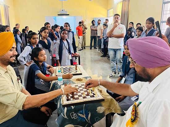 ਐਮ ਐਲ ਏ ਰੰਧਾਵਾ ਨੇ ਮੁਬਾਰਿਕਪੁਰ ਦੇ ਕੁੜੀਆਂ ਦੇ ਸਕੂਲ ਨੂੰ ਗੋਦ ਲਿਆ, 52.50 ਲੱਖ ਰੁਪਏ ਦੇ ਵਿਕਾਸ ਪ੍ਰੋਜੈਕਟਾਂ ਦਾ ਉਦਘਾਟਨ ਕੀਤਾ