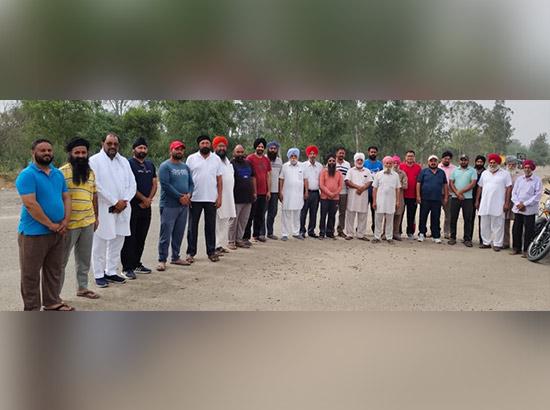ਕਪੂਰਥਲਾ-ਸੁਲਤਾਨਪੁਰ ਬਣ ਰਹੀ ਡਬਲ਼ ਸੜਕ ਤੇ ਡਵਾਈਡਰ ਵਿਚੋਂ ਰਸਤਾ ਦੇਣ ਦੀ ਕੀਤੀ ਮੰਗ