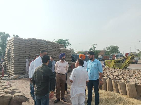 ਐਸਡੀਐਮ ਦੀਨਾਨਗਰ ਨੇ ਕਣਕ ਦੇ ਖਰੀਦ ਪ੍ਰਬੰਧਾਂ ਨੂੰ ਯਕੀਨੀ ਬਣਾਉਣ ਲਈ ਮੰਡੀ ਦਾ ਦੌਰਾ ਕੀਤਾ