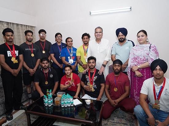 ਐਮਪੀ ਅਰੋੜਾ ਨੇ ਸਟੇਟ ਚੈਂਪੀਅਨਸ਼ਿਪ ਵਿੱਚ 15 ਸੋਨ ਤਗਮੇ ਜਿੱਤਣ ਵਾਲੇ ਪਾਵਰਲਿਫਟਰਾਂ ਨੂੰ ਕੀਤਾ ਸਨਮਾਨਿਤ