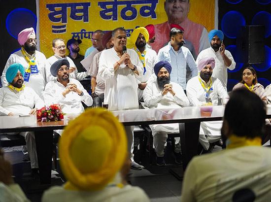 ਮੰਤਰੀ ਧਾਲੀਵਾਲ ਨੇ ਐਮ.ਪੀ. ਅਰੋੜਾ ਦਾ ਕੀਤਾ ਸਮਰਥਨ, ਵੋਟਰਾਂ ਨੂੰ ਵਿਕਾਸ ਨੂੰ ਚੁਣਨ ਦੀ ਕੀਤੀ ਅਪੀਲ