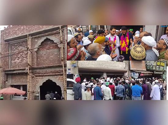 ਸਿੱਖ ਪਰਿਵਾਰ ਰਮਜ਼ਾਨ ਮਹੀਨੇ ਦੇ ਪਵਿੱਤਰ ਮੌਕੇ ਤੇ  ਜੁੰਮੇ ਦੀ ਵਿਸ਼ੇਸ਼ ਨਮਾਜ਼ ਮੌਕੇ ਸਮਰਾਲਾ ਸ਼ਹਿਰ ਦੀ ਇਤਿਹਾਸਕ ਜਾਮਾ ਮਸਜਿਦ ਨੂੰ ਦਾਨ ਕੀਤੀਆਂ ਦੁਕਾਨਾਂ