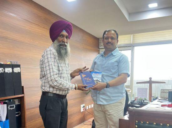 ਇੰਜੀ. ਮੱਟੂ ਨੇ ਆਪਣੀਆਂ ਲਿਖੀਆਂ ਪੁਸਤਕਾਂ ਪ੍ਰਮੁੱਖ ਸਕੱਤਰ ਜਲ ਸਪਲਾਈ ਅਤੇ ਸੈਨੀਟੇਸ਼ਨ ਨੂੰ ਭੇਂਟ ਕੀਤੀਆਂ