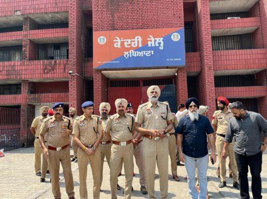 DCP ਭੰਡਾਲ ਵਲੋਂ ਭਾਰੀ ਪੁਲਿਸ ਦਲ ਸਮੇਤ ਕੇਂਦਰੀ ਜੇਲ੍ਹ ਲੁਧਿਆਣਾ ਦੀ ਅਚਨਚੇਤ ਚੈਕਿੰਗ 