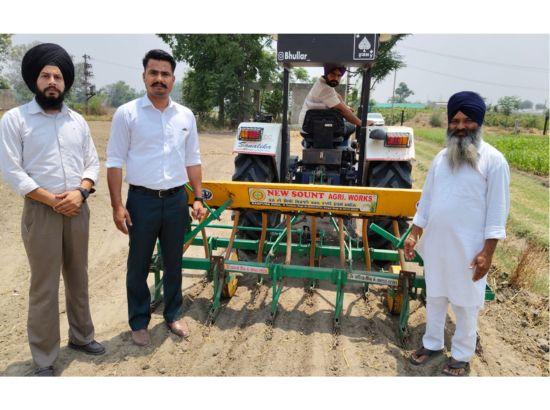 ਖੇਤੀਬਾੜੀ ਵਿਭਾਗ ਟੀਮ ਝੋਨੇ ਦੀ ਸਿੱਧੀ ਬਿਜਾਈ ਕਰਵਾਉਣ ਲਈ ਪੁੱਜੀ ਕਿਸਾਨ ਦੇ ਖੇਤ  