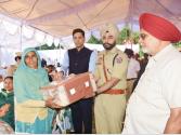 ਰੂਪਨਗਰ : DC ਅਦਿੱਤਿਆ ਡੇਚਲਵਾਲ ਅਤੇ SSP ਮਨਿੰਦਰ ਸਿੰਘ ਸਮੇਤ ਸਿਵਲ ਤੇ ਪੁਲਿਸ ਅਧਿਕਾਰੀਆਂ ਨੇ ਸ਼ਹੀਦਾਂ ਨੂੰ ਭੇਟ ਕੀਤੇ ਸ਼ਰਧਾ ਦੇ ਫੁੱਲ