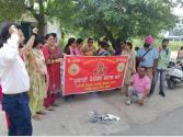 ਮੁਲਾਜ਼ਮਾਂ ਨਾਲ ਮੀਟਿੰਗ ਨਾ ਕਰਨ ਦੇ ਵਿਰੁੱਧ ਕਾਪੀਆਂ ਸਾੜੀਆਂ 