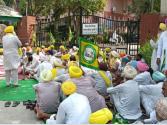 ਕਿਸਾਨੀ ਮੰਗਾਂ ਨੂੰ ਅਣਗੌਲਿਆਂ ਕਰਨ ਖ਼ਿਲਾਫ਼ ਕਿਸਾਨਾਂ ਨੇ ਕੀਤਾ ਮੁਕਤਸਰ ਦੇ  ਡੀ. ਸੀ. ਦਫ਼ਤਰ ਦਾ ਘਿਰਾਓ