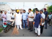 ਹਰਜੋਤ ਬੈਂਸ ਵੱਲੋਂ ਨੰਗਲ ਤੋਂ ਸੂਬੇ ਭਰ ਵਿੱਚ 10 ਰੋਜ਼ਾ ਸਫ਼ਾਈ ਮੁਹਿੰਮ ਦਾ ਆਗਾਜ਼; ਸਫ਼ਾਈ ਸੇਵਕਾਂ, ਕੌਂਸਲਰਾਂ ਅਤੇ ਸ਼ਹਿਰ ਵਾਸੀਆਂ ਨੇ ਵਧ-ਚੜ੍ਹ ਕੇ ਲਿਆ ਹਿੱਸਾ