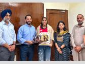 DC ਬਠਿੰਡਾ ਵੱਲੋਂ ਜੂਨੀਅਰ ਏਸ਼ੀਆ ਗੋਲਡ ਮੈਡਲਿਸਟ ਹਾਕੀ ਖਿਡਾਰਨ ਸੁਖਵੀਰ ਕੌਰ ਸਨਮਾਨਿਤ 