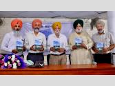 ਗੁਰਪ੍ਰੀਤ ਸਿੰਘ ਤੂਰ ਤੇ ਸਾਥੀਆਂ ਵੱਲੋਂ ਸੰਪਾਦਿਤ ਪੁਸਤਕ “ਪੰਜਾਬ ਸਿਆਸਤ ਅਤੇ ਸਮਕਾਲ' ਪੁਸਤਕ ਪਦਮ ਭੂਸ਼ਣ ਡਾ. ਸਰਦਾਰਾ ਸਿੰਘ ਜੌਹਲ, ਪ੍ਰੋ. ਗੁਰਭਜਨ ਸਿੰਘ ਗਿੱਲ ਤੇ ਡਾ. ਨਵਤੇਜ ਸਿੰਘ ਬੈਂਸ ਵਲੋਂ ਲੋਕ ਅਰਪਣ