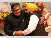 CM ਮਾਨ ਨੇ ਗਵਰਨਰ ਕਟਾਰੀਆ ਨਾਲ ਕੀਤੀ ਮੁਲਾਕਾਤ, ਕਈ ਅਹਿਮ ਮੁੱਦਿਆਂ ’ਤੇ ਹੋਈ ਚਰਚਾ