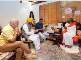 CM ਮਾਨ ਨੇ ਕੇਜਰੀਵਾਲ ਅਤੇ ਮਨੀਸ਼ ਸਿਸੋਦੀਆ ਨਾਲ ਸ੍ਰੀ ਸ੍ਰੀ ਰਵੀ ਸ਼ੰਕਰ ਜੀ ਦਾ ਆਸ਼ੀਰਵਾਦ ਲਿਆ
