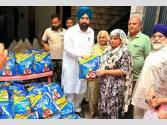 ਬਟਾਲਾ: 'ਮੇਰੀ ਰਸੋਈ' ਯੋਜਨਾ ਤਹਿਤ ਵਾਰਡ ਨੰਬਰ 10 ਵਿਖੇ ਲੋੜਵੰਦ ਪਰਿਵਾਰਾਂ ਨੂੰ ਰਾਸ਼ਨ ਕਿੱਟਾਂ ਵੰਡੀਆਂ
